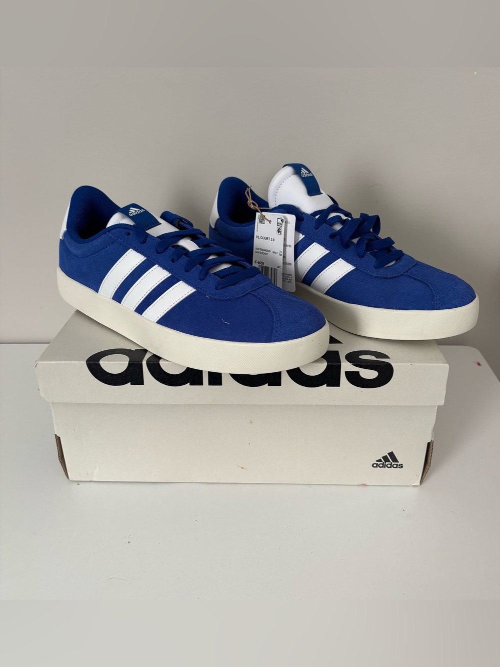 adidas Royal Blue Low-Top Sneakers with White Stripes- v.l court 3.0 skateboard